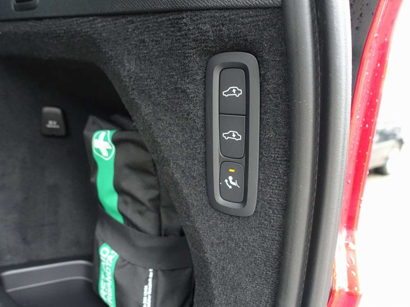 Volvo  Plus T8 AWD/FourC/AHK/PANO/360°/HeadUP/B&W