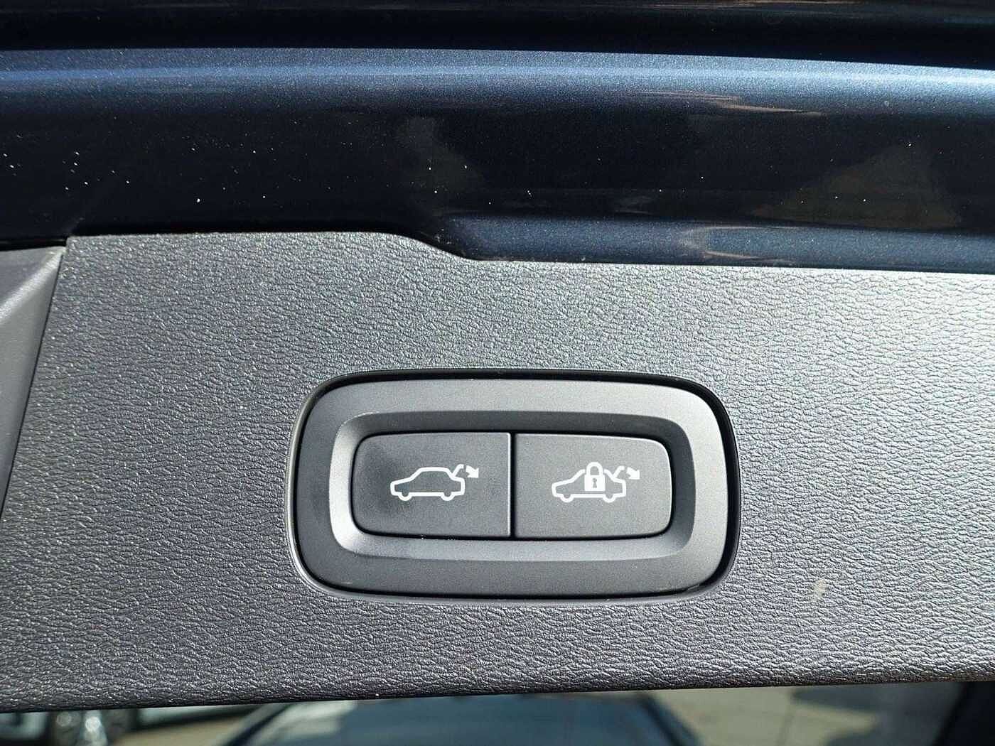 Volvo  Ultra Dark T6 AWD Plug-in Hybrid PANO/HUD