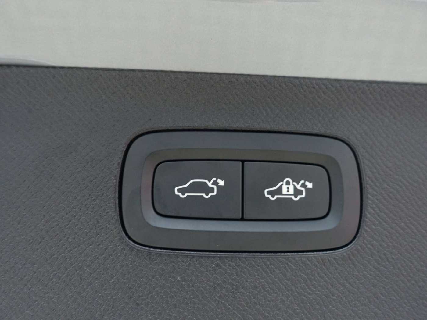 Volvo  Ultra Dark T8 AWD/Massage/360°/FourC/AHK