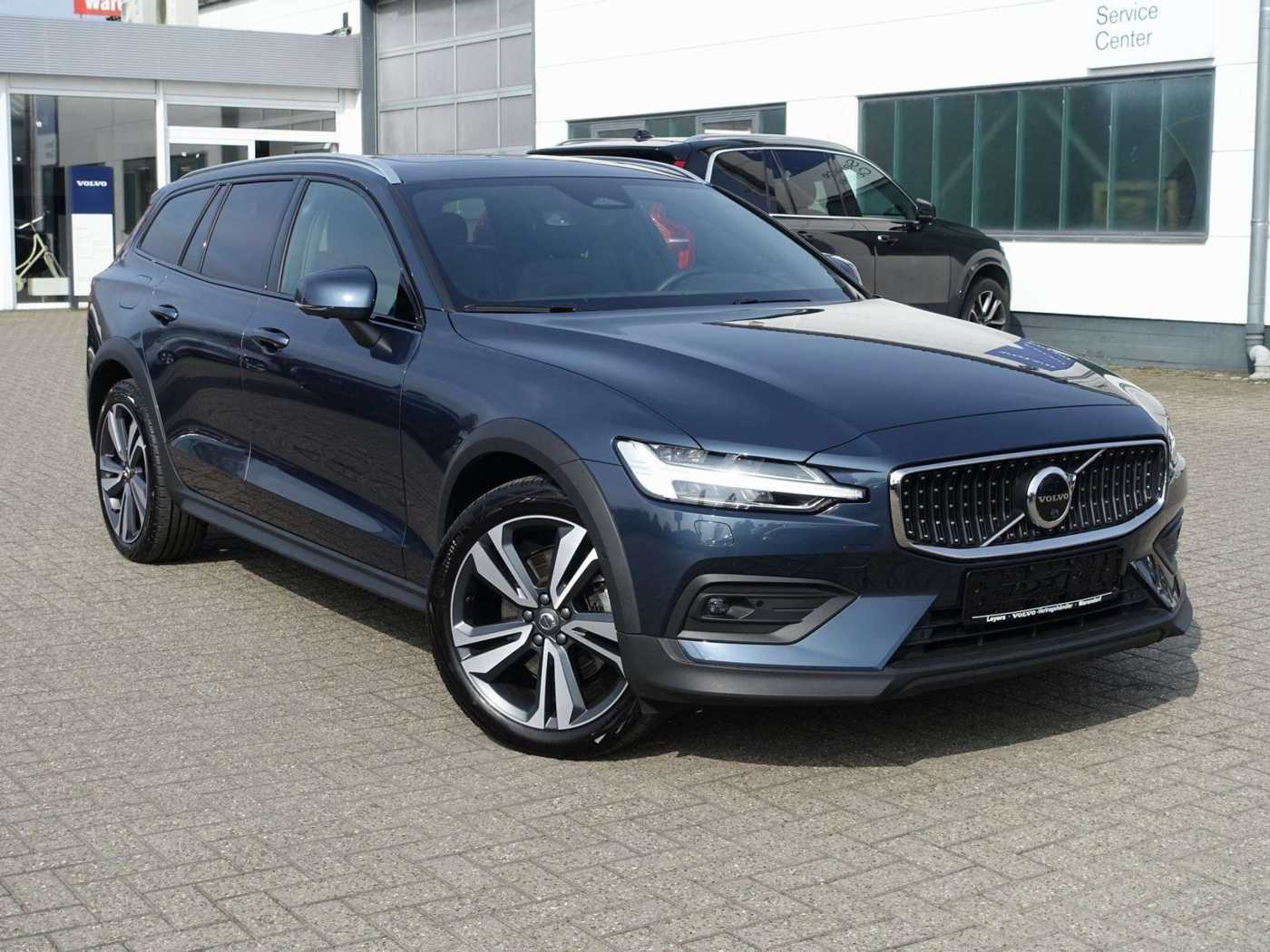 Volvo  Plus B4 AWD/Pano/AHK/360°/H&K