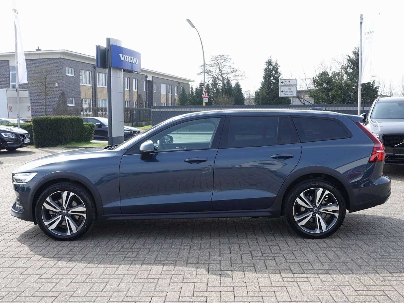 Volvo  Plus B4 AWD/Pano/AHK/360°/H&K