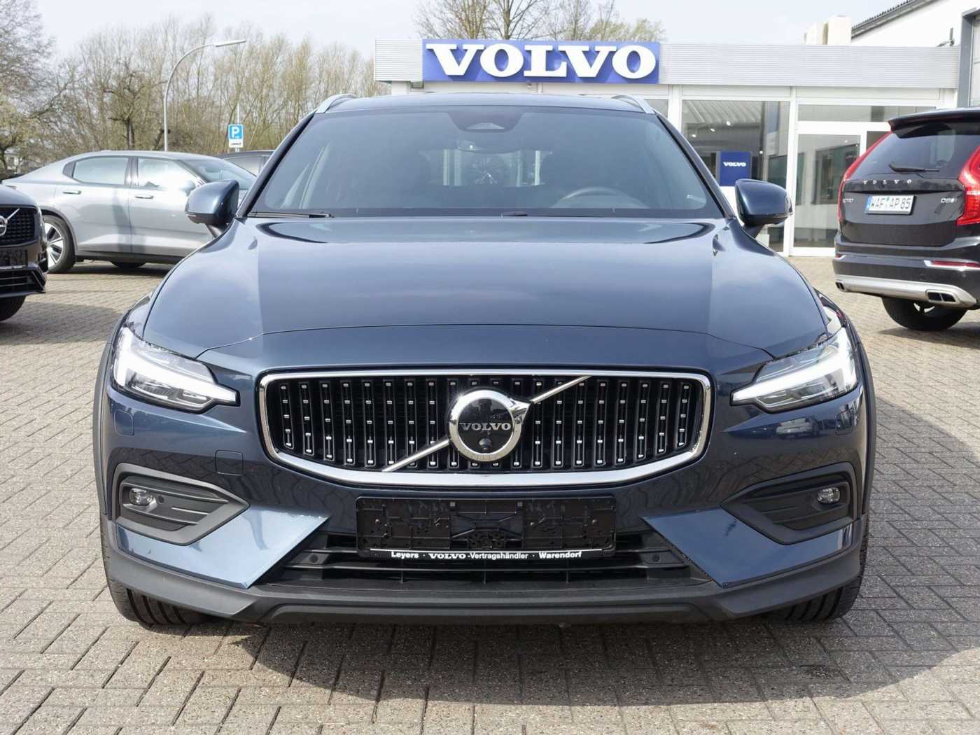 Volvo  Plus B4 AWD/Pano/AHK/360°/H&K