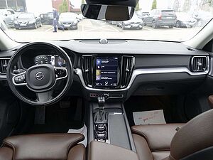 Volvo  D3 Momentum PANO/B&W/HUD/LEDER/KAMERA/360°