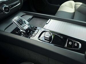 Volvo  B4 AWD Dark/Kamera/H&K/BLIS/Memory/Carplay