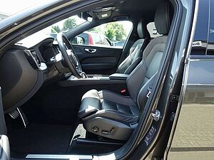 Volvo  B4 R-Design AWD/StndHZ/Kamera/AHK/H&K