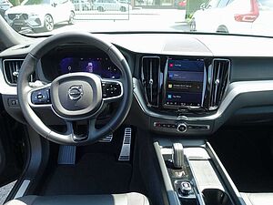 Volvo  B4 R-Design AWD/StndHZ/Kamera/AHK/H&K
