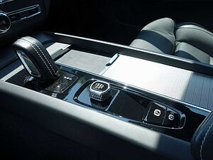 Volvo  B4 R-Design AWD/StndHZ/Kamera/AHK/H&K