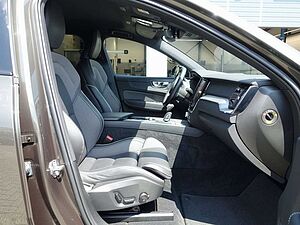 Volvo  B4 R-Design AWD/StndHZ/Kamera/AHK/H&K
