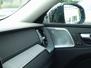 Volvo  Ultra Dark B5 AWD/Four-C/360°Cam/Massage