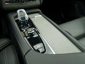 Volvo  Ultra Bright T8 AWD Plug-in Hybrid Pano, B&W