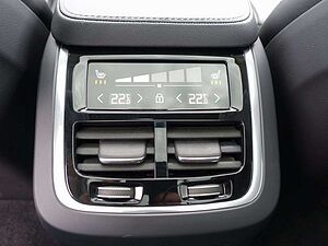 Volvo  Ultra Bright T8 AWD Plug-in Hybrid Pano, B&W