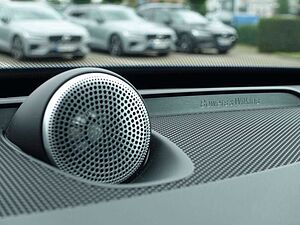 Volvo  Ultra Bright T8 AWD Plug-in Hybrid Pano, B&W