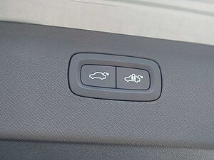 Volvo  Ultra Dark T8 AWD Plug-in Hybrid Pano/B&W