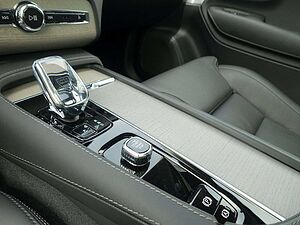 Volvo  Ultra Dark T8 AWD Plug-in Hybrid Pano/B&W