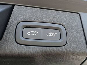 Volvo  B4 AWD Plus Dark/AHK/360°Cam/Pano. /Lenkrhz.