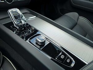 Volvo  B4 AWD Plus Dark/AHK/360°Cam/Pano. /Lenkrhz.