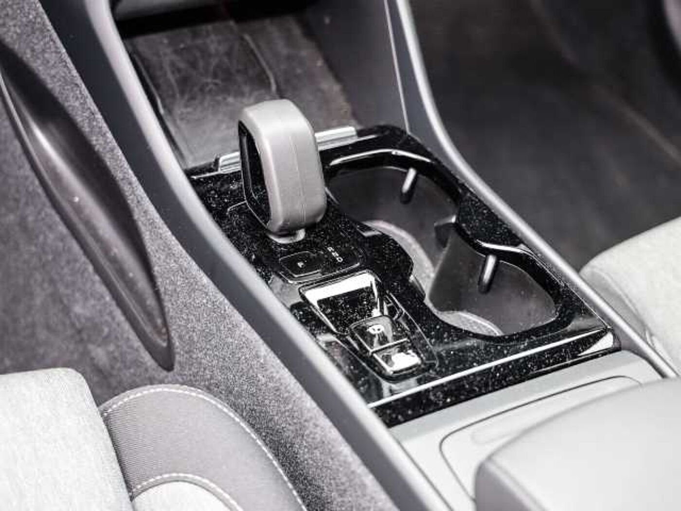 Volvo  Plus Dark 2WD B3 EU6d digitales Cockpit Memory Sitze Soundsystem HarmanKardon LE