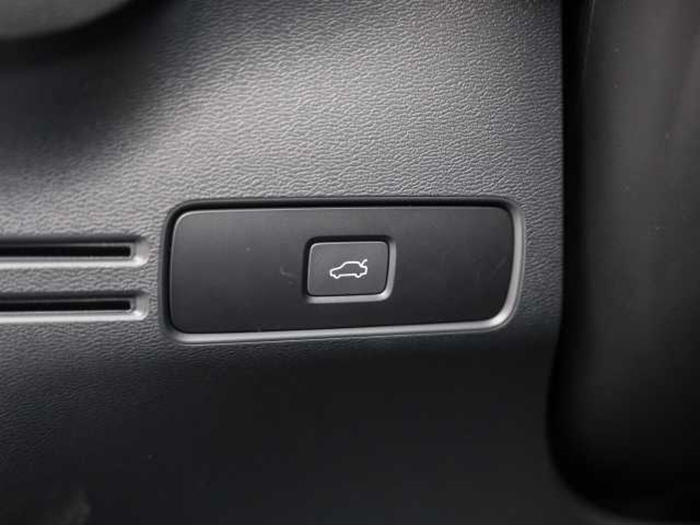 Volvo  Plus Dark 2WD B3 EU6d digitales Cockpit Memory Sitze Soundsystem HarmanKardon LE
