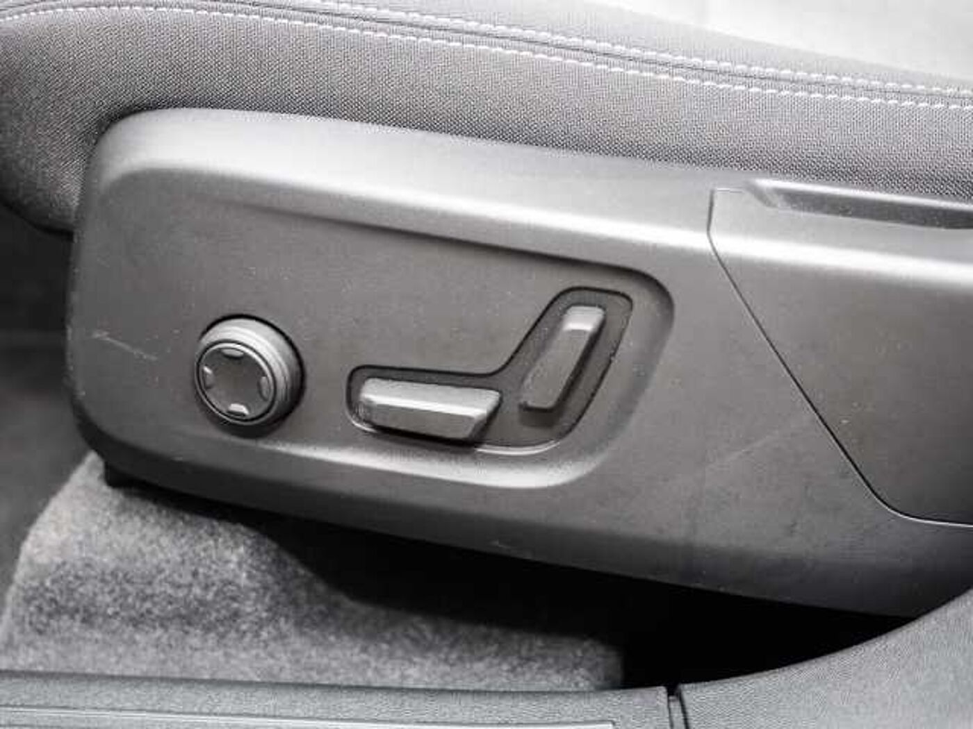 Volvo  Plus Dark 2WD B3 EU6d digitales Cockpit Memory Sitze Soundsystem HarmanKardon LE