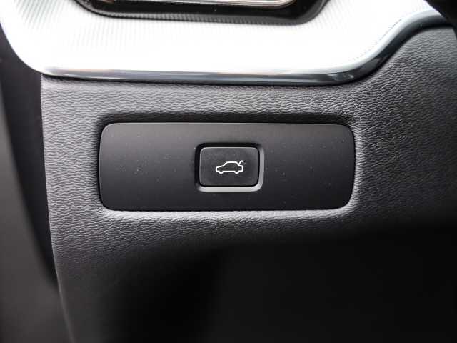 Volvo  Ultimate Dark 2WD B4 Diesel EU6d HUD AD digitales Cockpit Memory Sitze Soundsyst