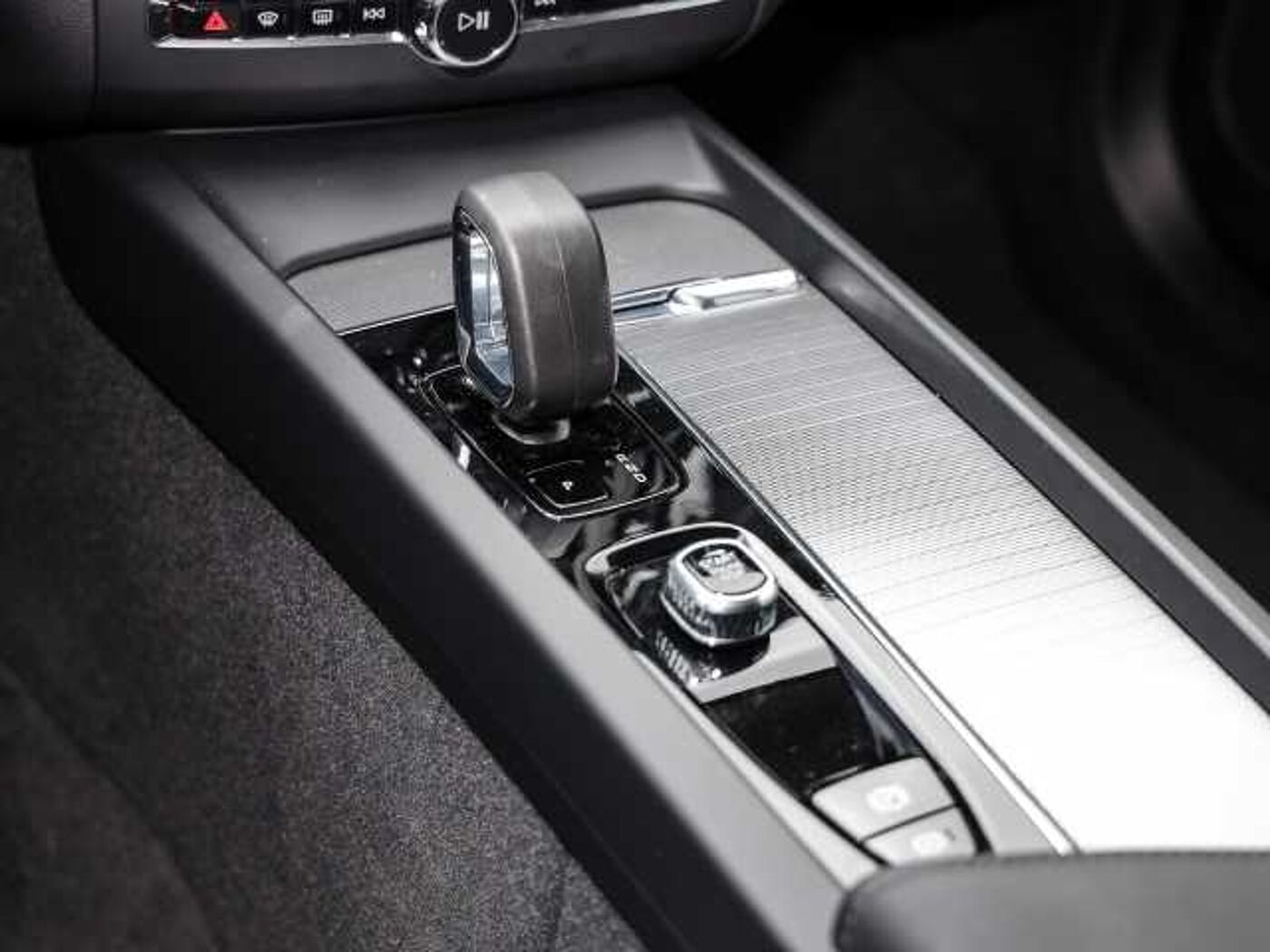 Volvo  Plus Dark 2WD B4 Diesel EU6d digitales Cockpit Memory Sitze Soundsystem HarmanKa