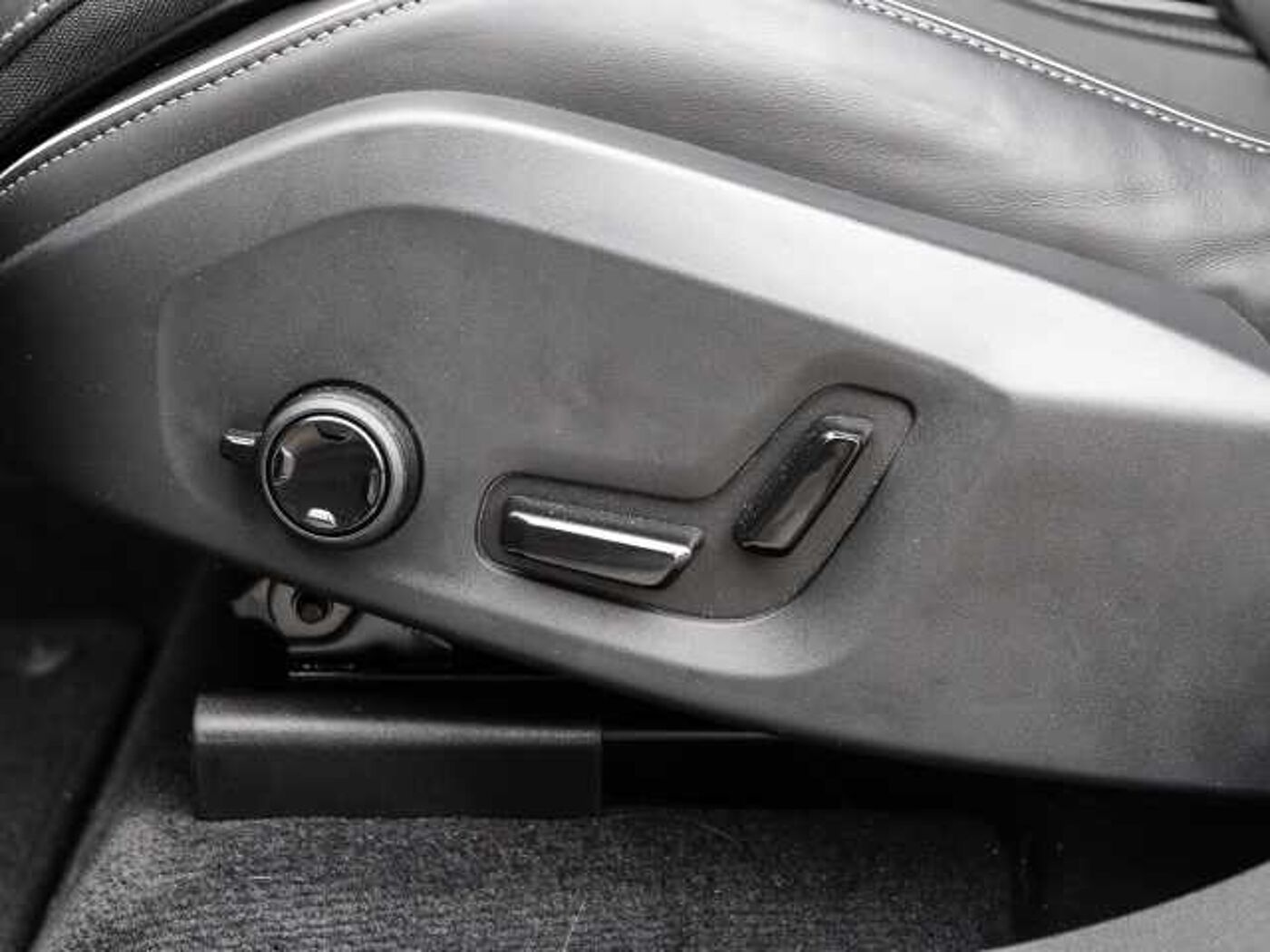 Volvo  Plus Dark AWD B5 Benzin EU6d Allrad Leder digitales Cockpit Memory Sitze Soundsy