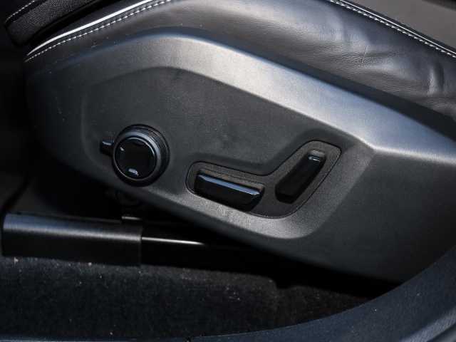 Volvo  Plus Dark AWD B5 Benzin EU6d Allrad Leder digitales Cockpit Memory Sitze Soundsy
