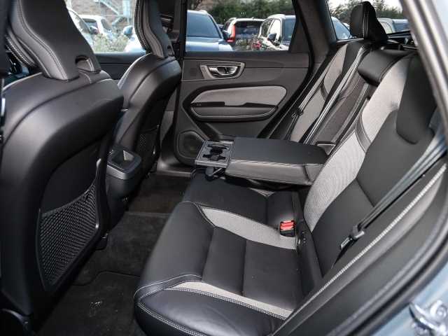 Volvo  Plus Dark AWD B5 Benzin EU6d Allrad Leder digitales Cockpit Memory Sitze Soundsy