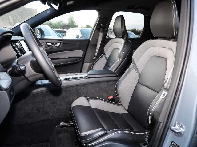 Volvo  Plus Dark AWD B5 Benzin EU6d Allrad Leder digitales Cockpit Memory Sitze Soundsy