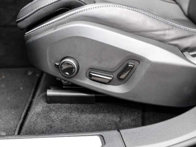 Volvo  Ultimate Dark AWD B5 Benzin EU6d Allrad HUD StandHZG Leder digitales Cockpit Mem