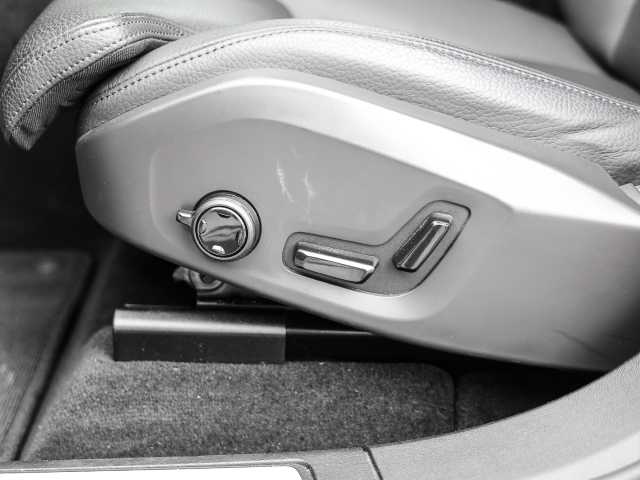 Volvo  Ultimate Dark Recharge Plug-In Hybrid AWD T8 Twin Engine EU6d Allrad HUD StandHZ