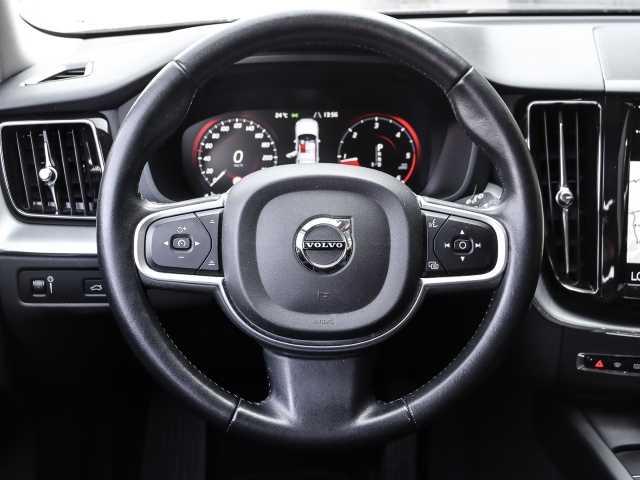 Volvo  Momentum AWD D4 EU6d-T Navi Leder digitales Cockpit Soundsystem LED Kurvenlicht