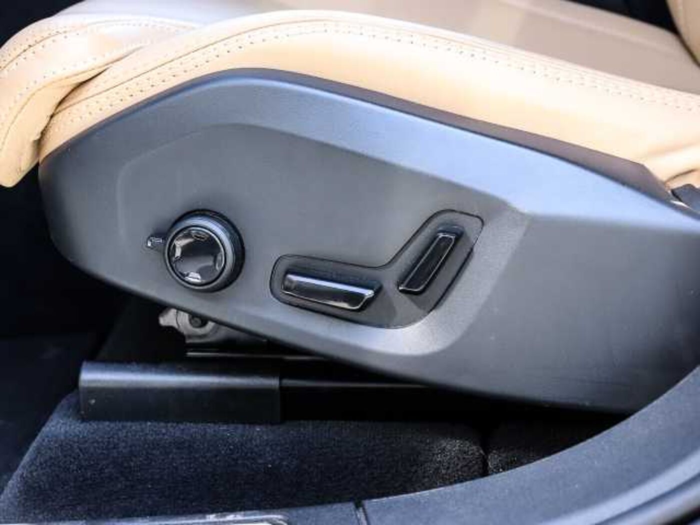 Volvo  Ultimate Dark AWD B5 Benzin EU6d HUD StandHZG Leder digitales Cockpit Memory Sit