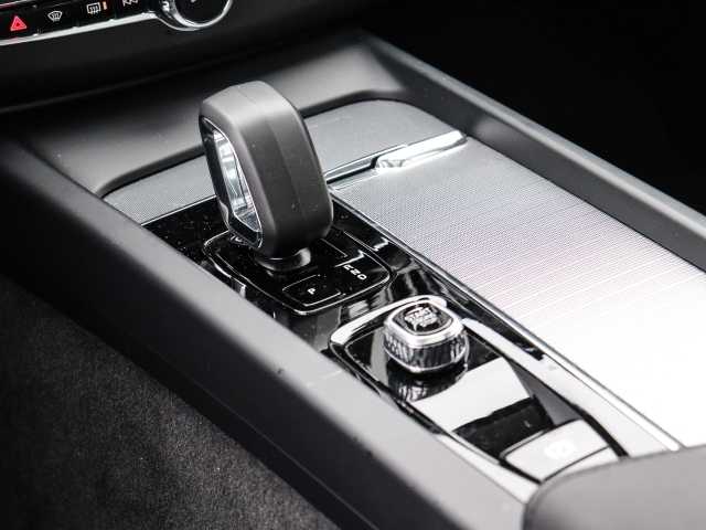 Volvo  Ultra Dark Recharge Plug-In Hybrid AWD T8 Twin Engine EU6d HUD StandHZG digitale