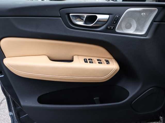 Volvo  Ultra Dark AWD B5 Benzin EU6e HUD AD digitales Cockpit Memory Sitze Soundsystem