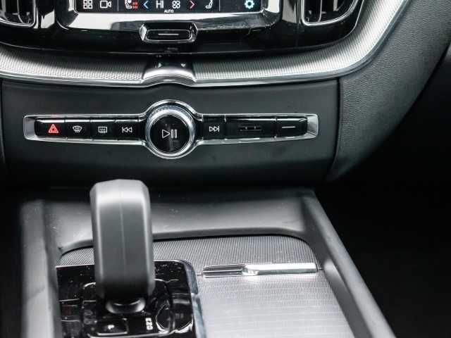 Volvo  Plus Dark Recharge Plug-In Hybrid AWD T8 Twin Engine EU6d StandHZG digitales Coc