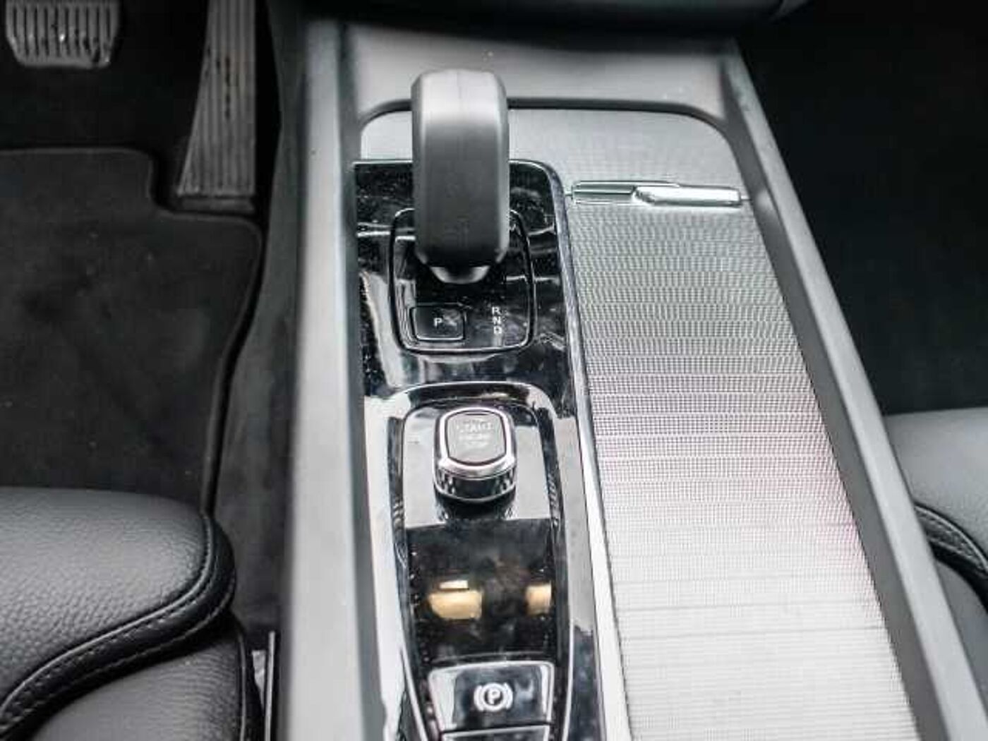 Volvo  Plus Dark Recharge Plug-In Hybrid AWD T8 Twin Engine EU6d StandHZG digitales Coc