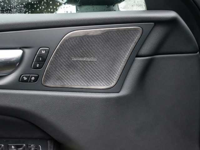 Volvo  Ultra Dark Recharge Plug-In Hybrid AWD T8 Twin Engine EU6d HUD StandHZG digitale