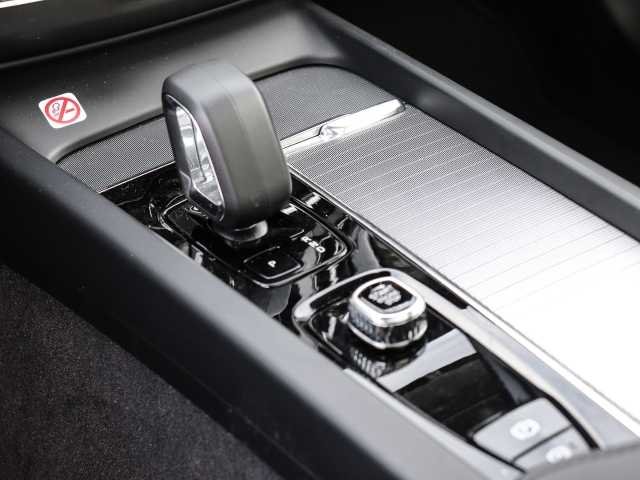 Volvo  Ultra Dark Recharge Plug-In Hybrid AWD T8 Twin Engine EU6d HUD StandHZG digitale
