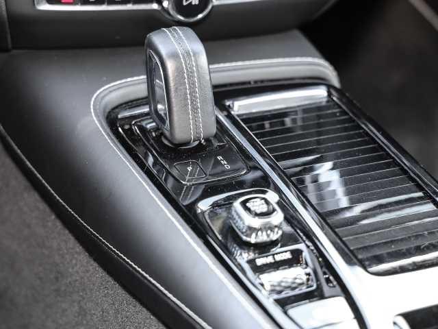 Volvo  Kombi R Design Plug-In Hybrid AWD T6 Twin Engine EU6d-T Allrad StandHZG Navi dig
