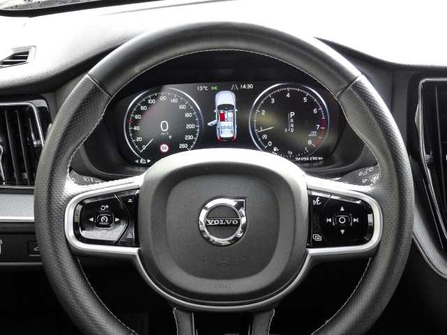 Volvo  R Design 2WD T5 EU6d-T Navi digitales Cockpit Soundsystem HarmanKardon LED Kurve