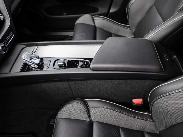Volvo  Plus Dark AWD B5 Benzin EU6d Allrad Leder digitales Cockpit Memory Sitze Soundsy
