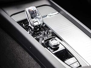 Volvo  Plus Dark AWD B5 Benzin EU6d Allrad Leder digitales Cockpit Memory Sitze Soundsy
