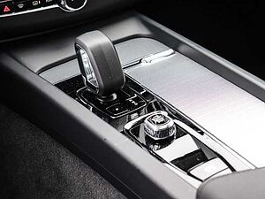 Volvo  Ultra Dark Recharge Plug-In Hybrid AWD T8 Twin Engine EU6d HUD StandHZG digitale