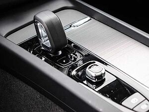 Volvo  Plus Dark 2WD B4 Benzin EU6d StandHZG digitales Cockpit Memory Sitze Soundsystem