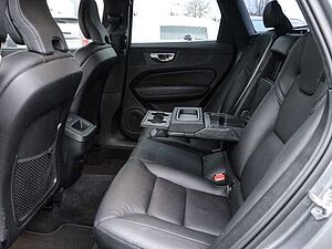 Volvo  Momentum Pro AWD B4 Diesel EU6d StandHZG AHK Navi Leder digitales Cockpit Memory