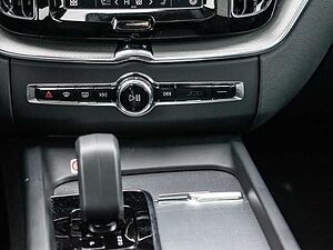 Volvo  Ultra Dark Recharge Plug-In Hybrid AWD T8 Twin Engine EU6d HUD StandHZG digitale
