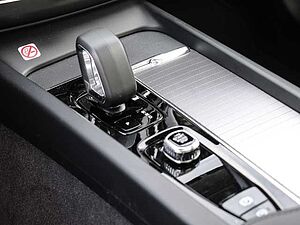 Volvo  Ultra Dark Recharge Plug-In Hybrid AWD T8 Twin Engine EU6d HUD StandHZG digitale