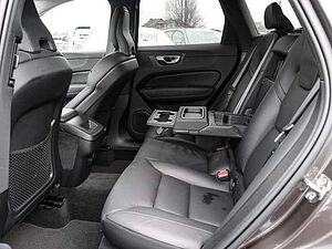 Volvo  Momentum Pro 2WD B4 Diesel EU6d StandHZG AHK digitales Cockpit Soundsystem Harma