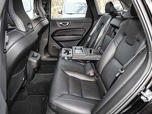 Volvo  Momentum Pro AWD B4 Diesel EU6d Allrad StandHZG Navi Leder digitales Cockpit